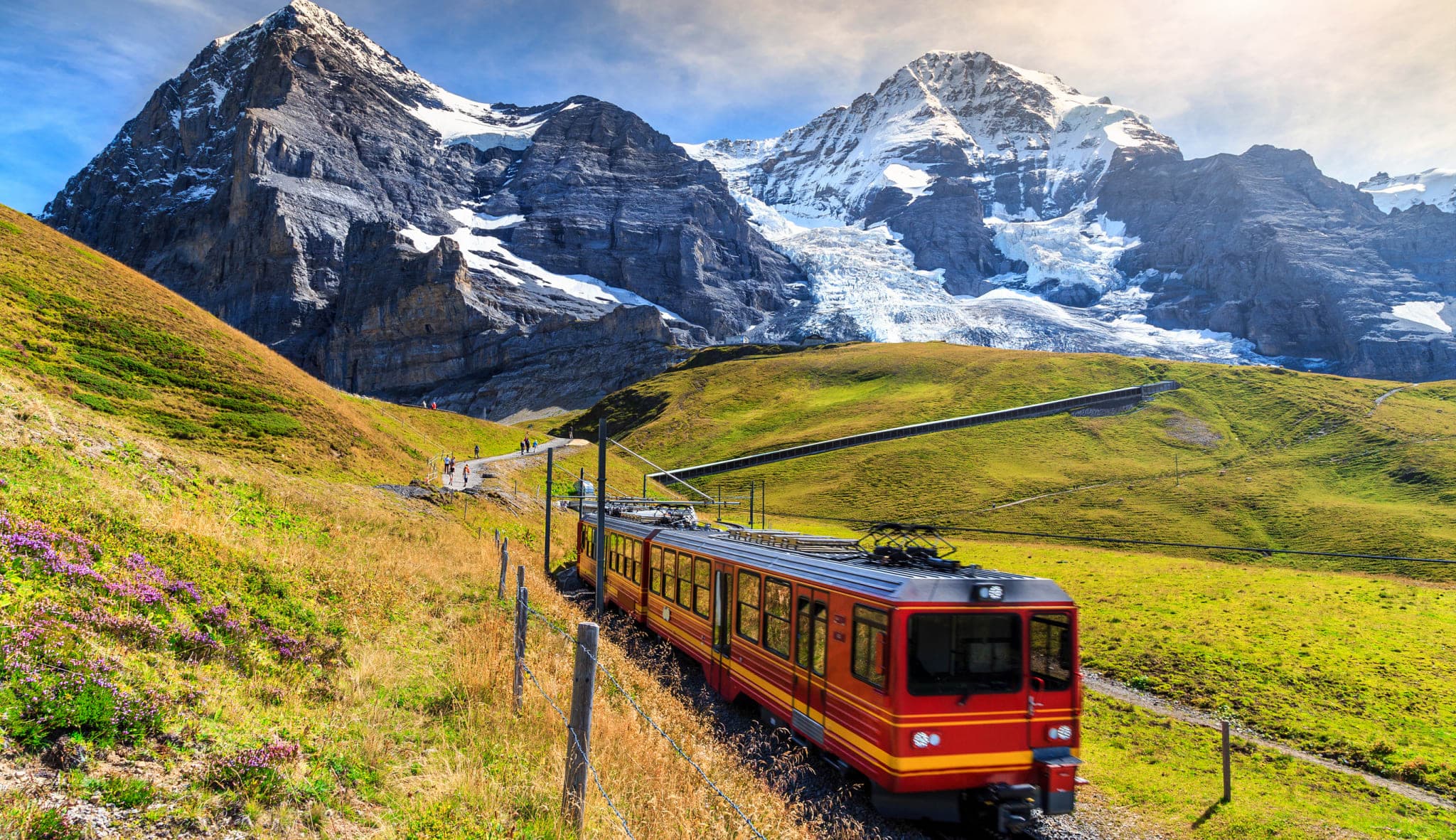 Zug fährt durch Schweizer Berglandschaft