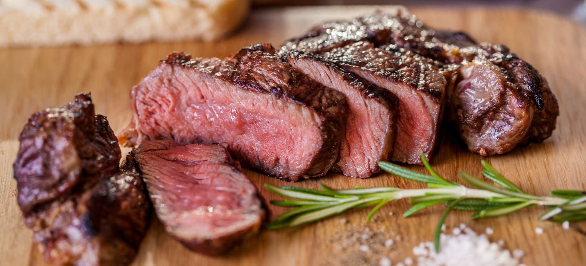https://www.gettyimages.de/detail/foto/grilled-pork-steak-pieces-with-a-sprig-of-rosemary-lizenzfreies-bild/1472507423