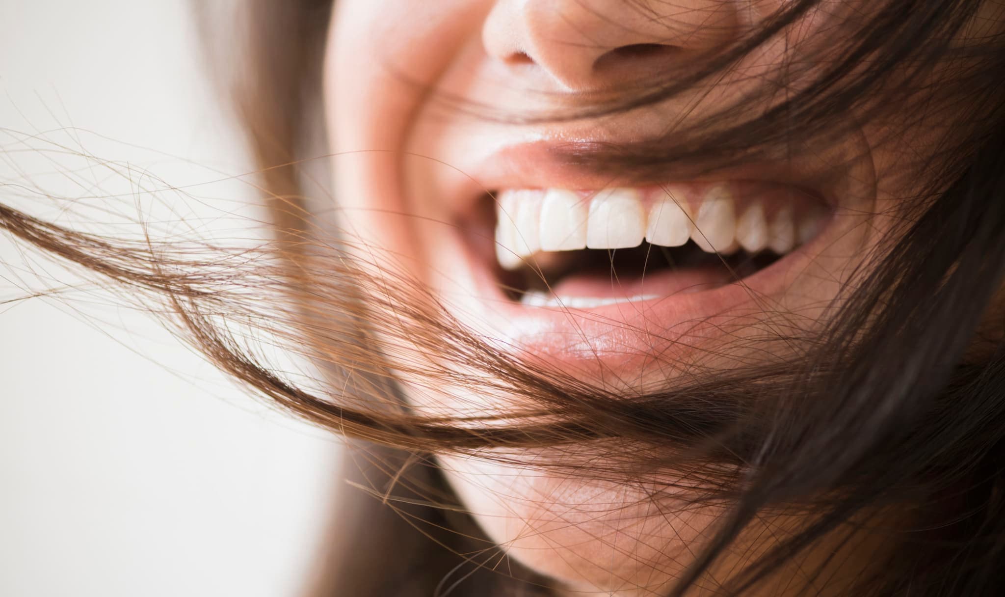 Frau mit weißen Zähnen lächelt