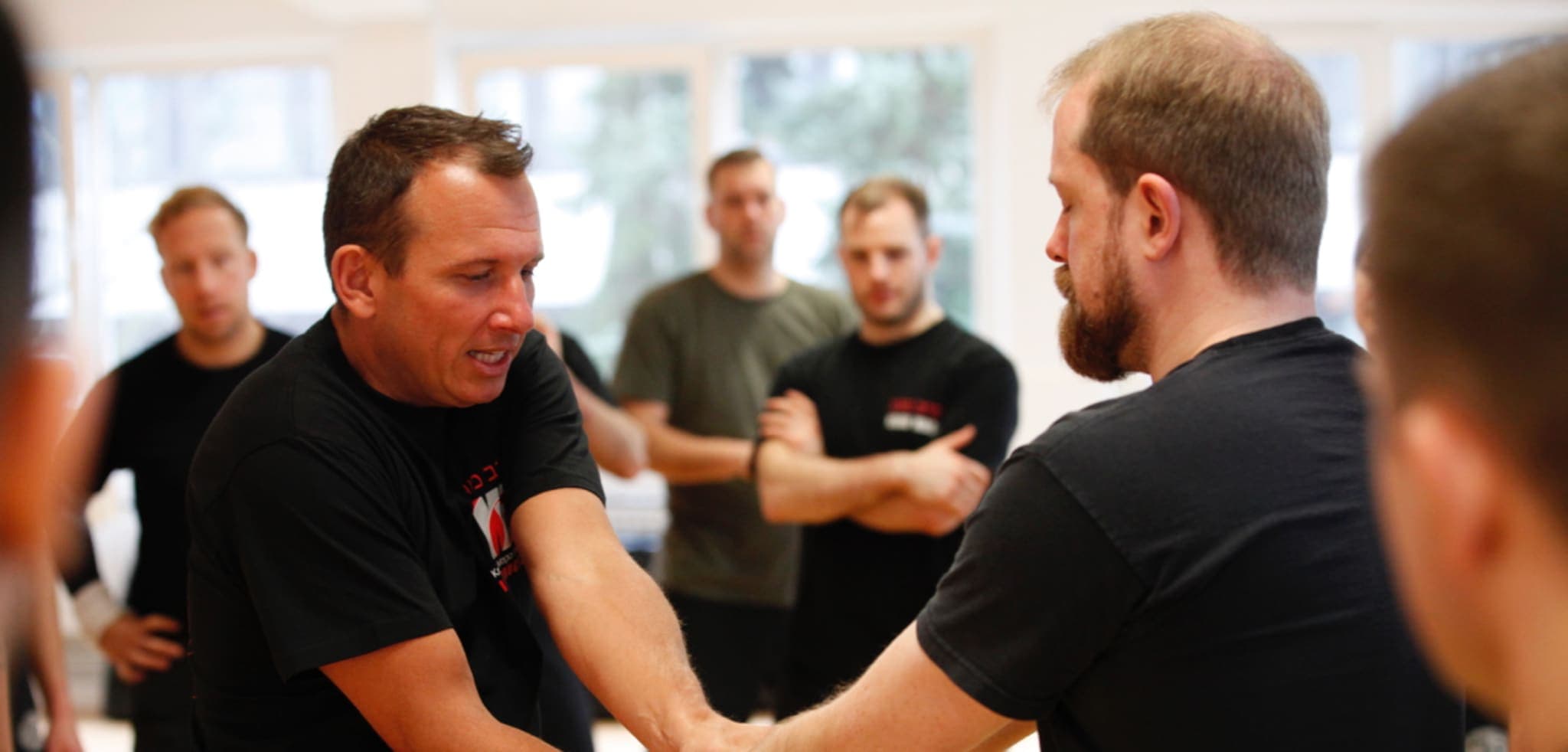 Kursteilnehmer üben eine der Verteidigungstechniken im Krav Maga Istitut in Köln ©krav-maga-institut.de