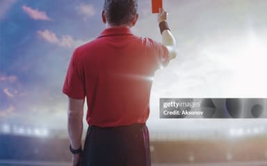 Titelbild von Strengere Urteile im Fußball, wenn der Schiedsrichter kleiner ist als der Spieler