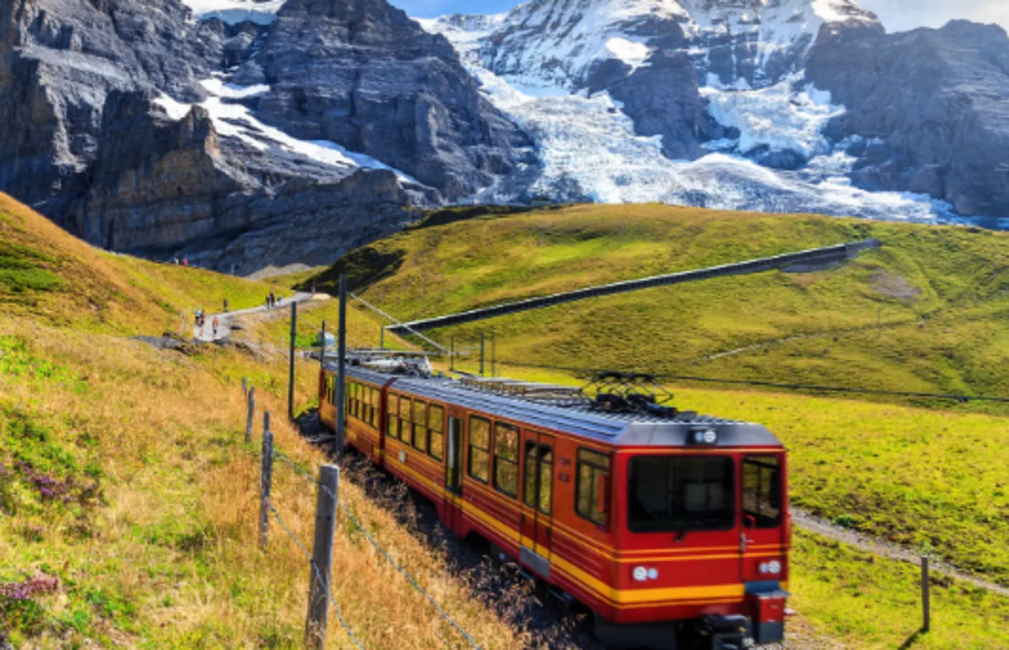 Zug in den Schweizer Alpen