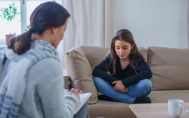 Titelbild von Systemische Therapie: Auch bei Kindern und Jugendlichen positive Effekte