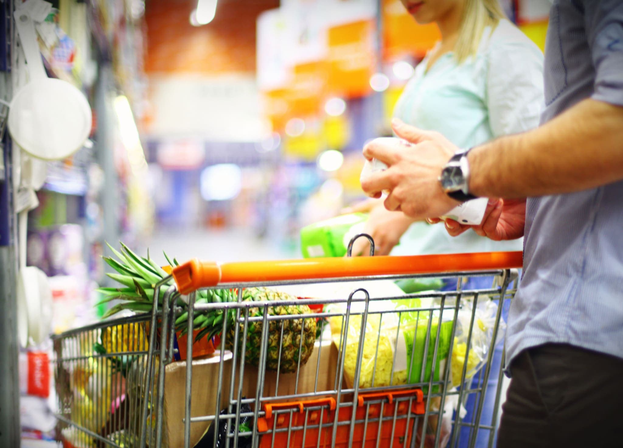 Als ein Arzt seine Patientin zufällig beim Einkaufen traf, fragte sie ihn (mal wieder) nach einem Date. Er sagte jedoch, er ziehe bald um. Die Patientin reagierte mit der überraschenden Antwort, dass das gar kein Problem sei und dass sie mit ihren Kindern dann auch gerne umziehen würde.1