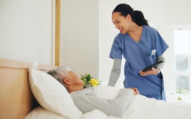 Titelbild von Die letzten Momente des Lebens: Auf welche Anzeichen und Symptome sollten Pflegepersonen achten?