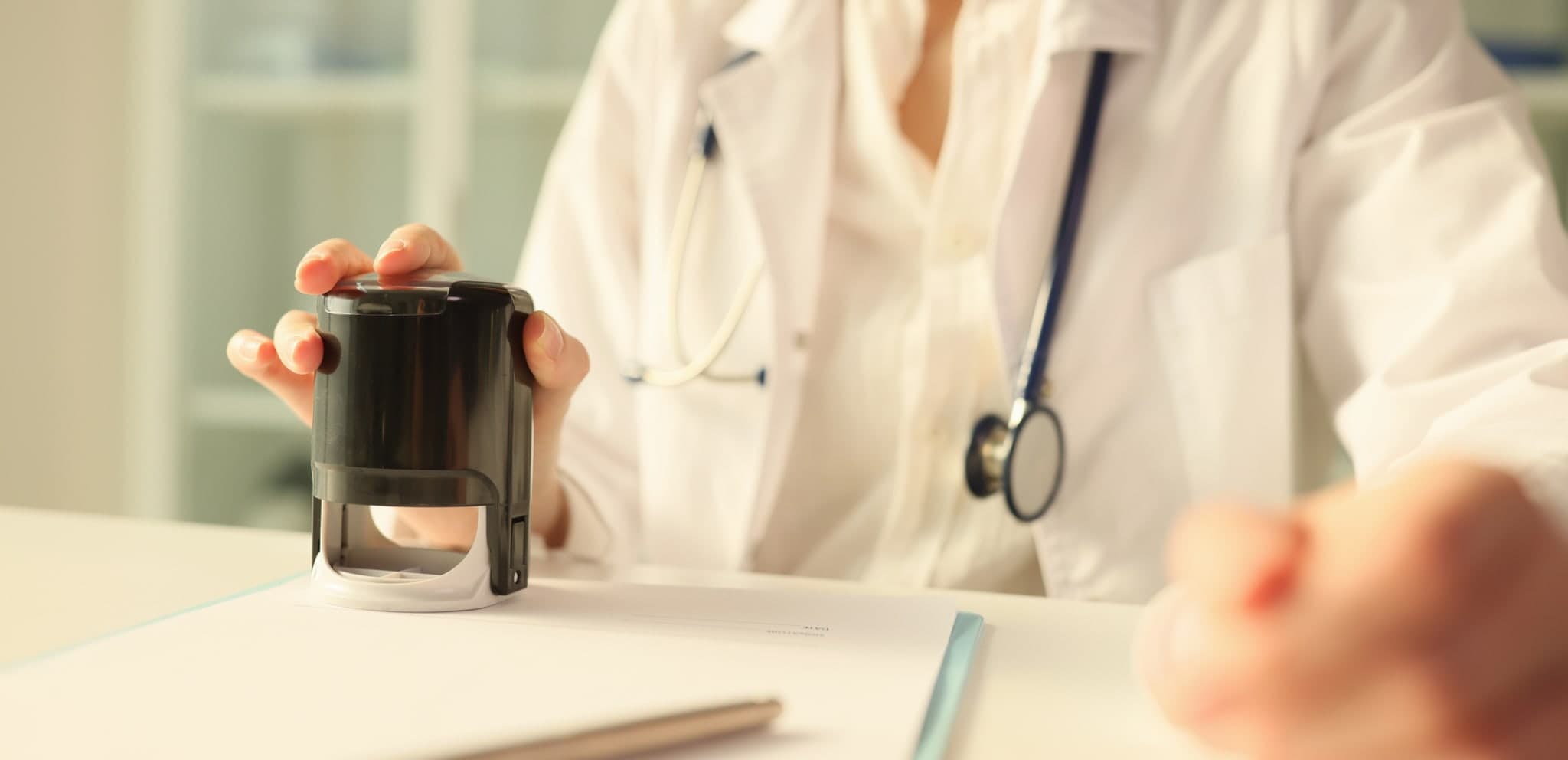 Stempel statt Unterschrift: Ärztin muss über 700.000 Euro zurückzahlen