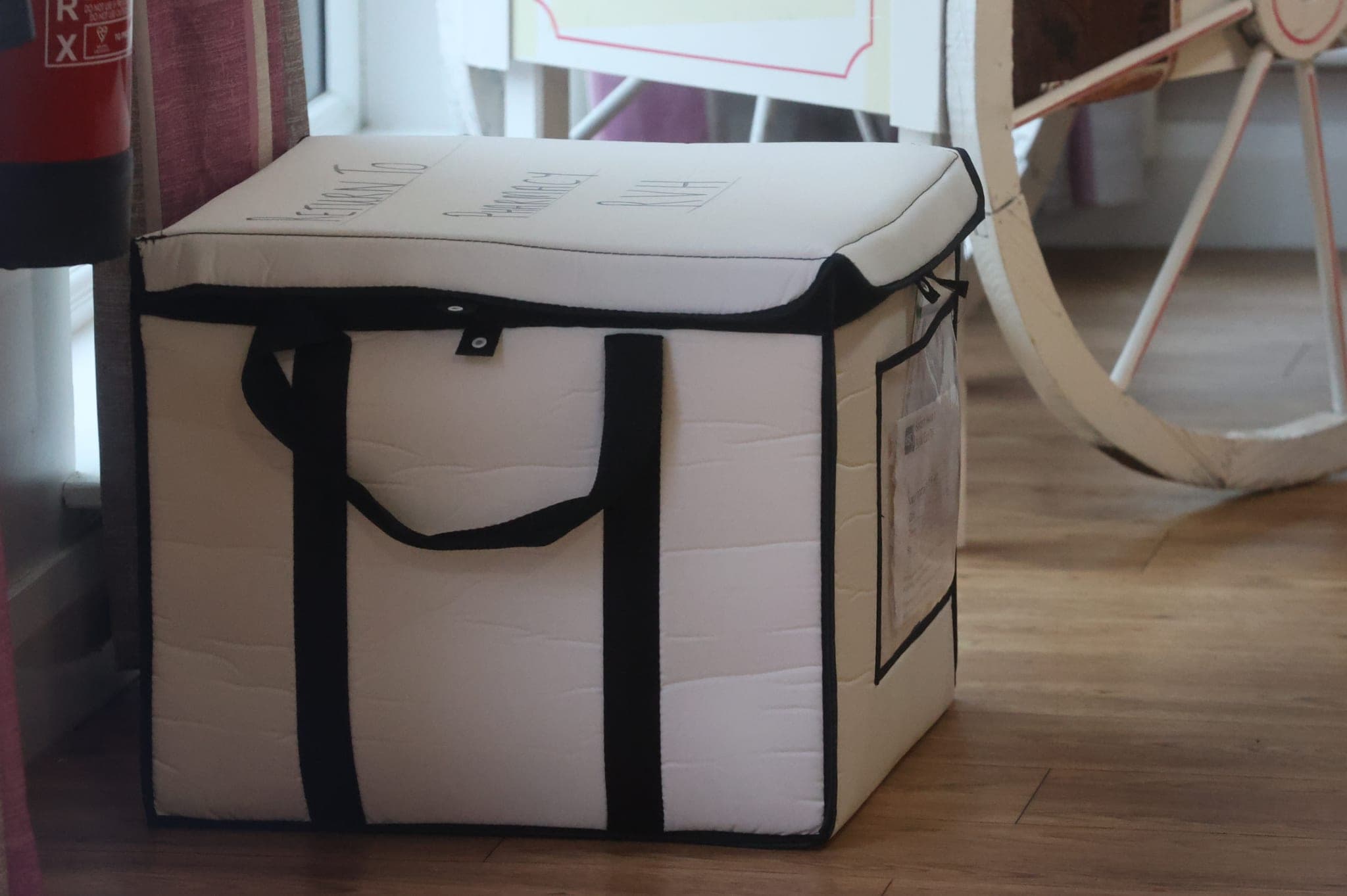 Die Kühlbox mit dem Covid-19-Impfstoff von Pfizer/Biontech im Pflegeheim Bradley Manor in Belfast. Bild: © picture alliance / empics Liam McBurney